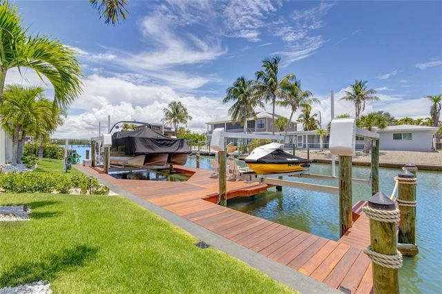 370 Bayland RD, Fort Myers Beach, FL 33931