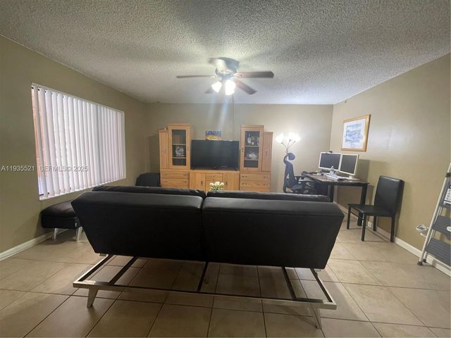 6900 SW 39th St 207J, Davie, FL 33314