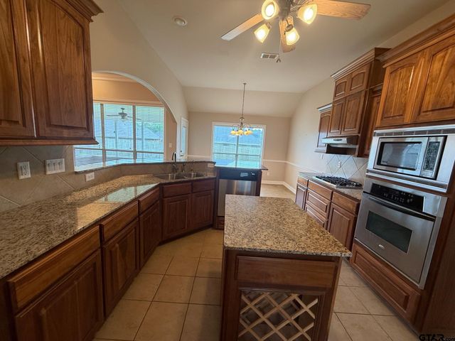 2073 Yasmeen Cir, Flint, TX 75762