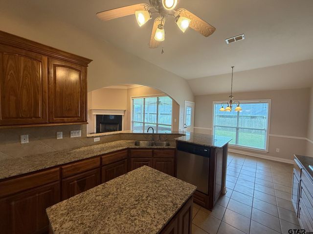 2073 Yasmeen Cir, Flint, TX 75762