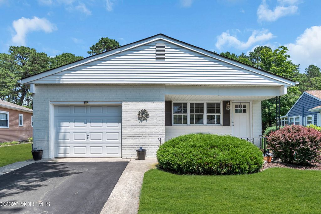 108 Torrey Pines Drive, Toms River, NJ 08757