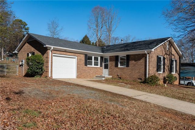 307 Foxcroft Drive, Winston-salem, NC 27103