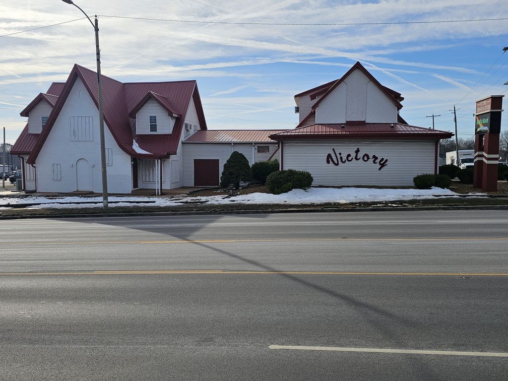 Image 1 of property listing at 1719 Broadway, Mt Vernon, IL 62864