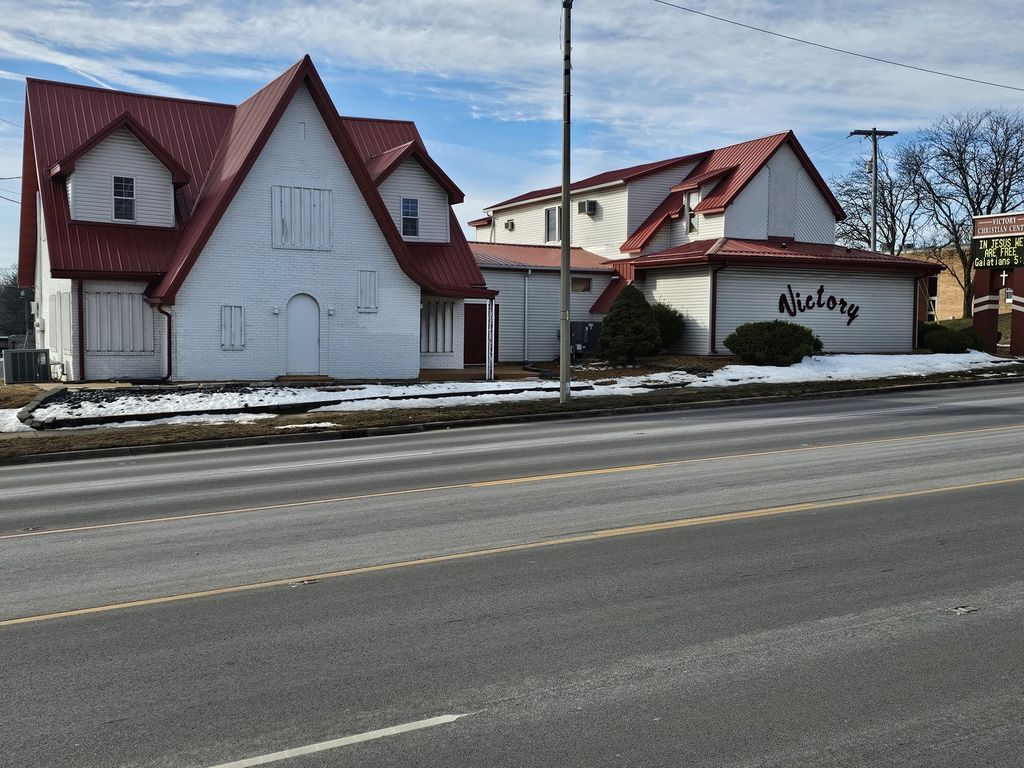 Image 2 of property listing at 1719 Broadway, Mt Vernon, IL 62864