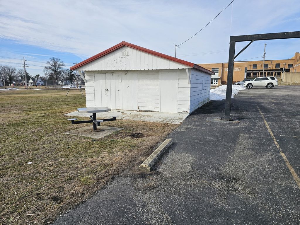 Image 11 of property listing at 1719 Broadway, Mt Vernon, IL 62864