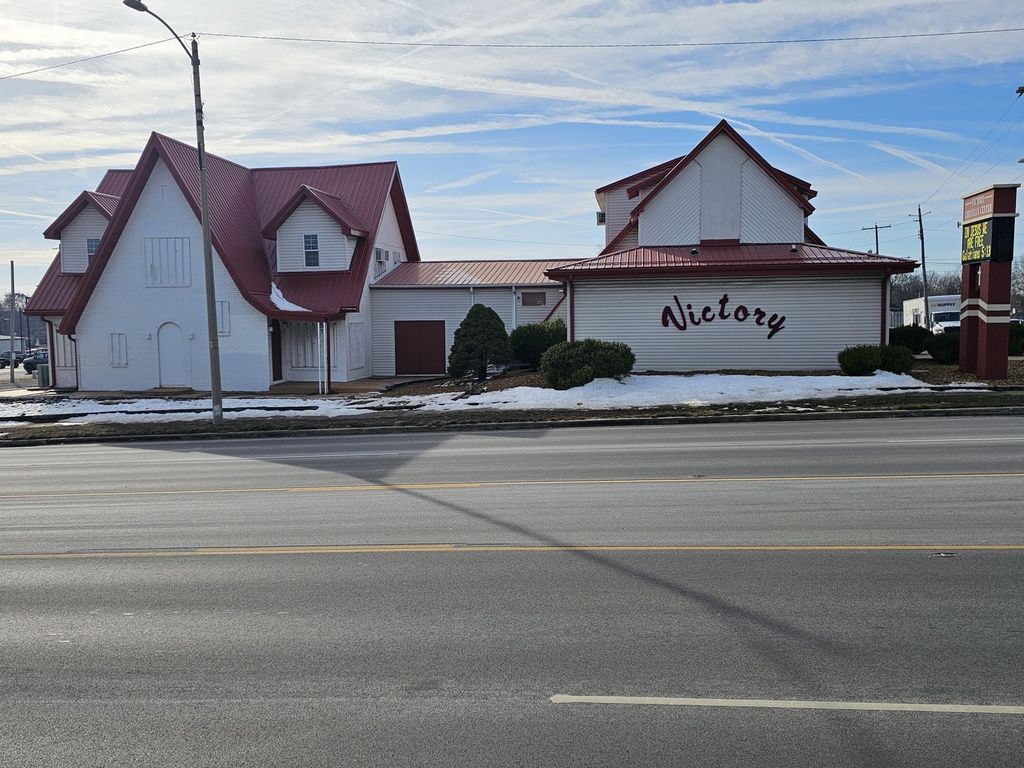 Image 12 of property listing at 1719 Broadway, Mt Vernon, IL 62864