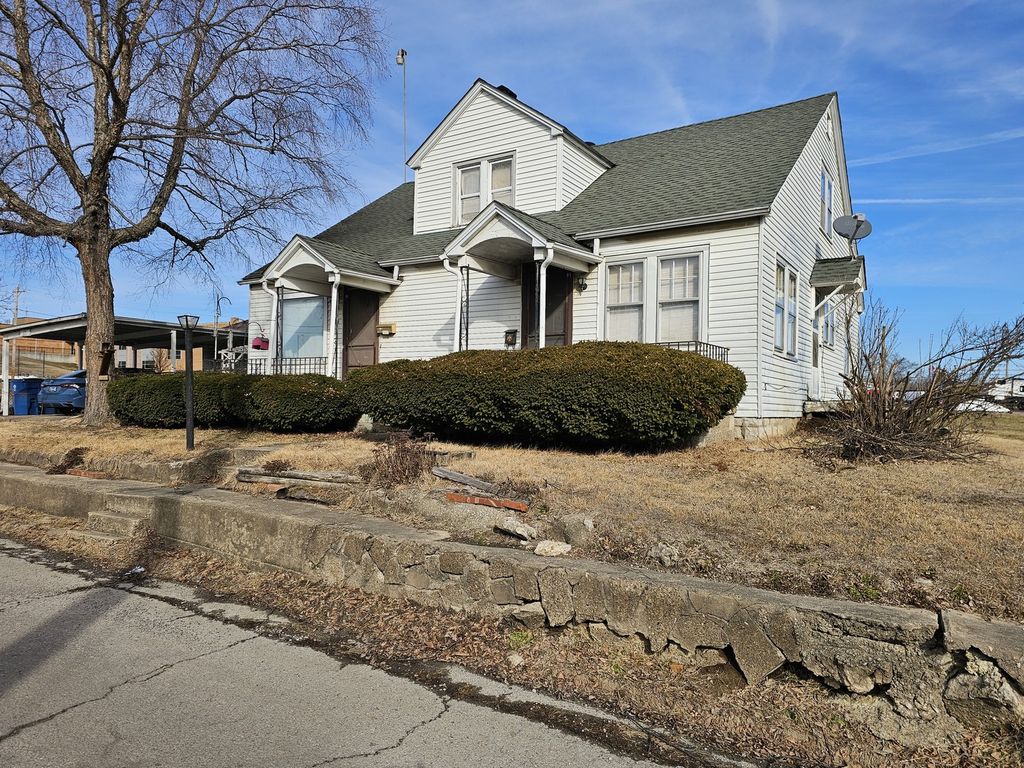 Image 13 of property listing at 1719 Broadway, Mt Vernon, IL 62864