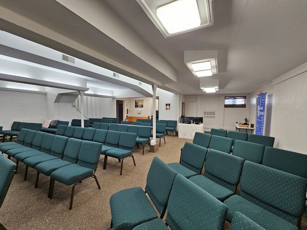 Image 14 of property listing at 1719 Broadway, Mt Vernon, IL 62864