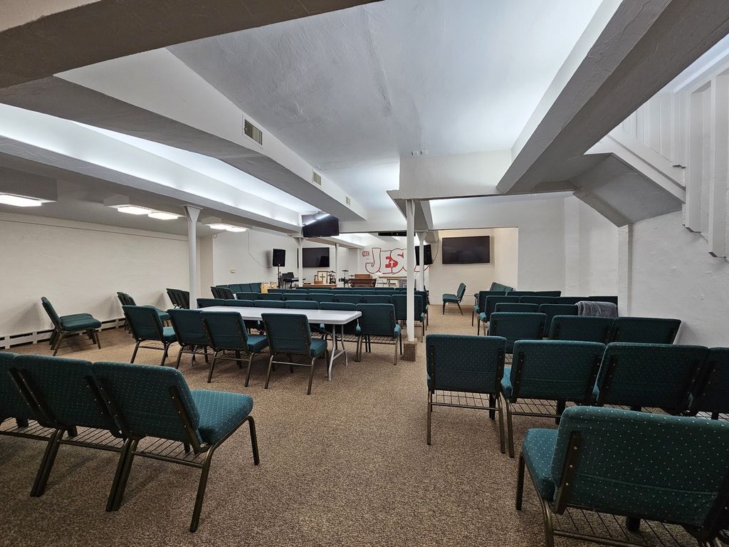 Image 17 of property listing at 1719 Broadway, Mt Vernon, IL 62864