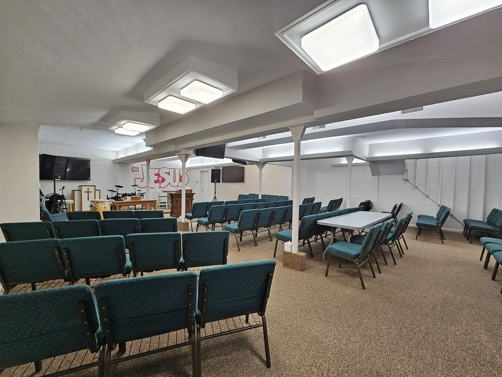 Image 18 of property listing at 1719 Broadway, Mt Vernon, IL 62864