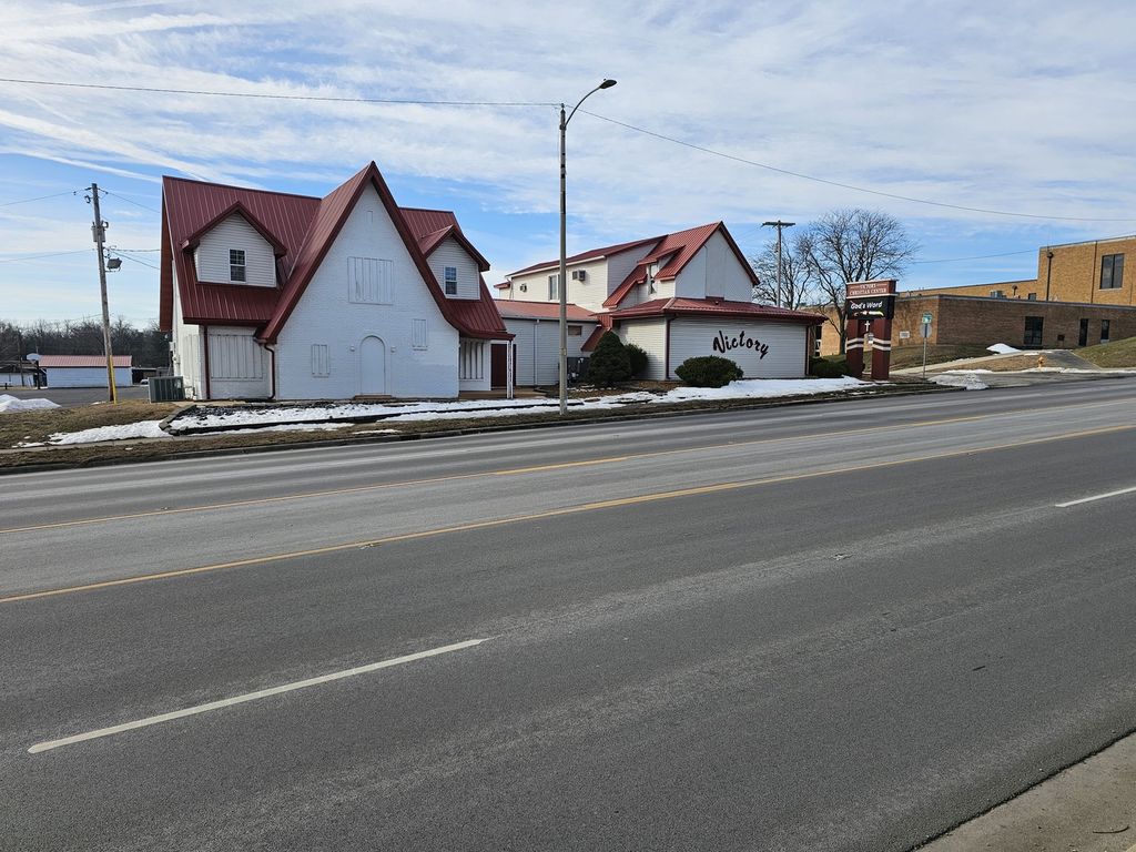 Image 3 of property listing at 1719 Broadway, Mt Vernon, IL 62864