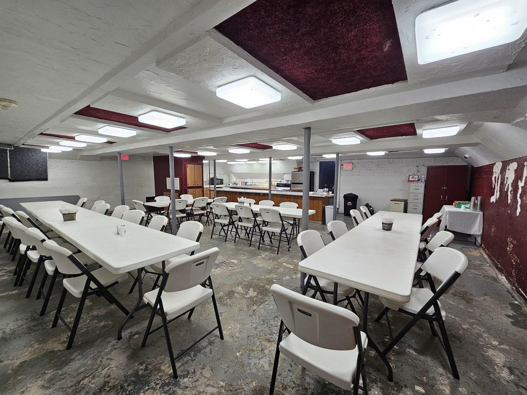 Image 25 of property listing at 1719 Broadway, Mt Vernon, IL 62864