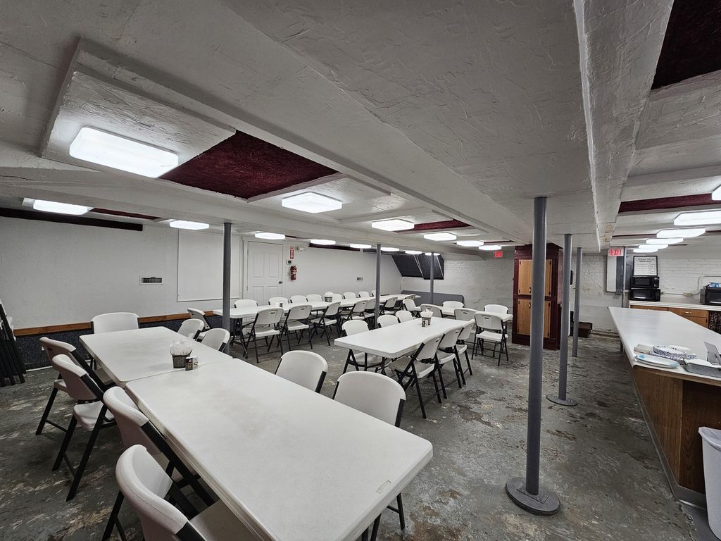 Image 26 of property listing at 1719 Broadway, Mt Vernon, IL 62864