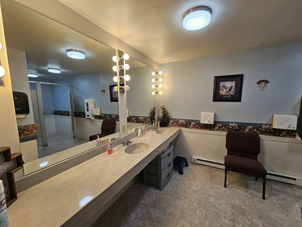 Image 29 of property listing at 1719 Broadway, Mt Vernon, IL 62864