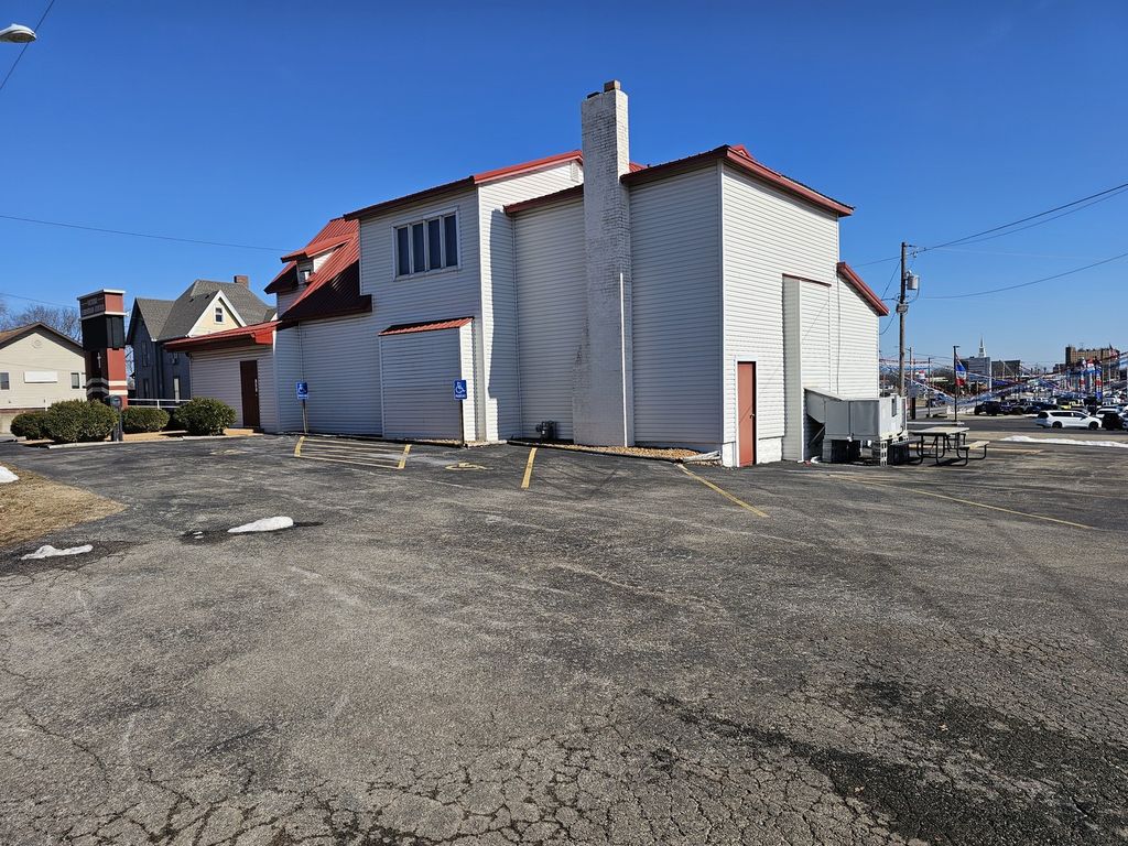 Image 4 of property listing at 1719 Broadway, Mt Vernon, IL 62864