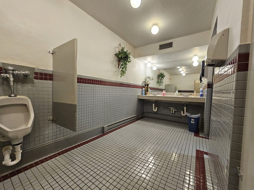 Image 31 of property listing at 1719 Broadway, Mt Vernon, IL 62864