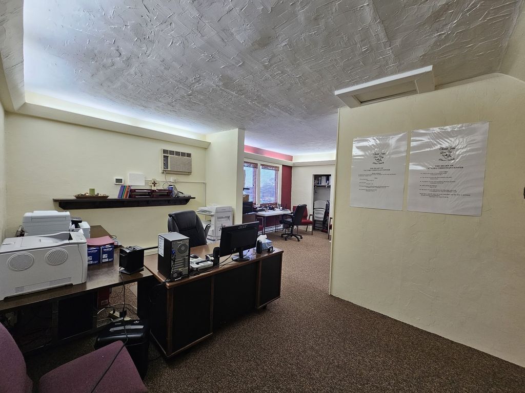 Image 38 of property listing at 1719 Broadway, Mt Vernon, IL 62864