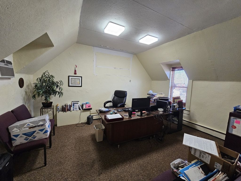 Image 40 of property listing at 1719 Broadway, Mt Vernon, IL 62864