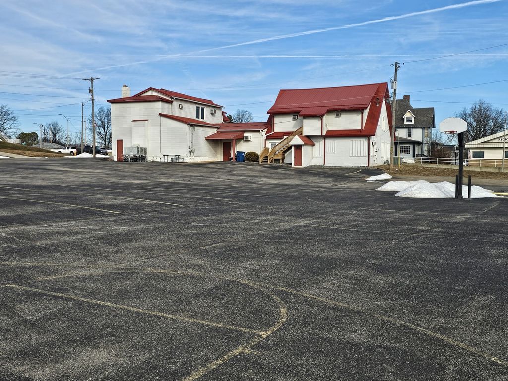 Image 5 of property listing at 1719 Broadway, Mt Vernon, IL 62864