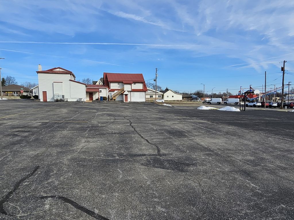 Image 7 of property listing at 1719 Broadway, Mt Vernon, IL 62864