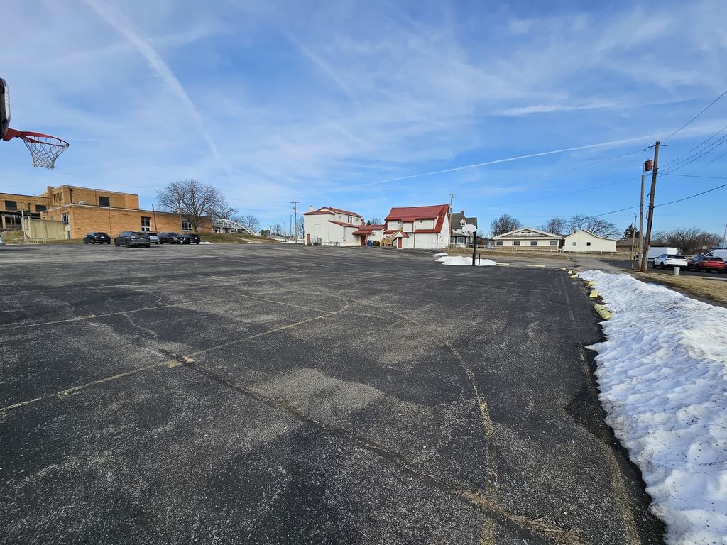 Image 8 of property listing at 1719 Broadway, Mt Vernon, IL 62864