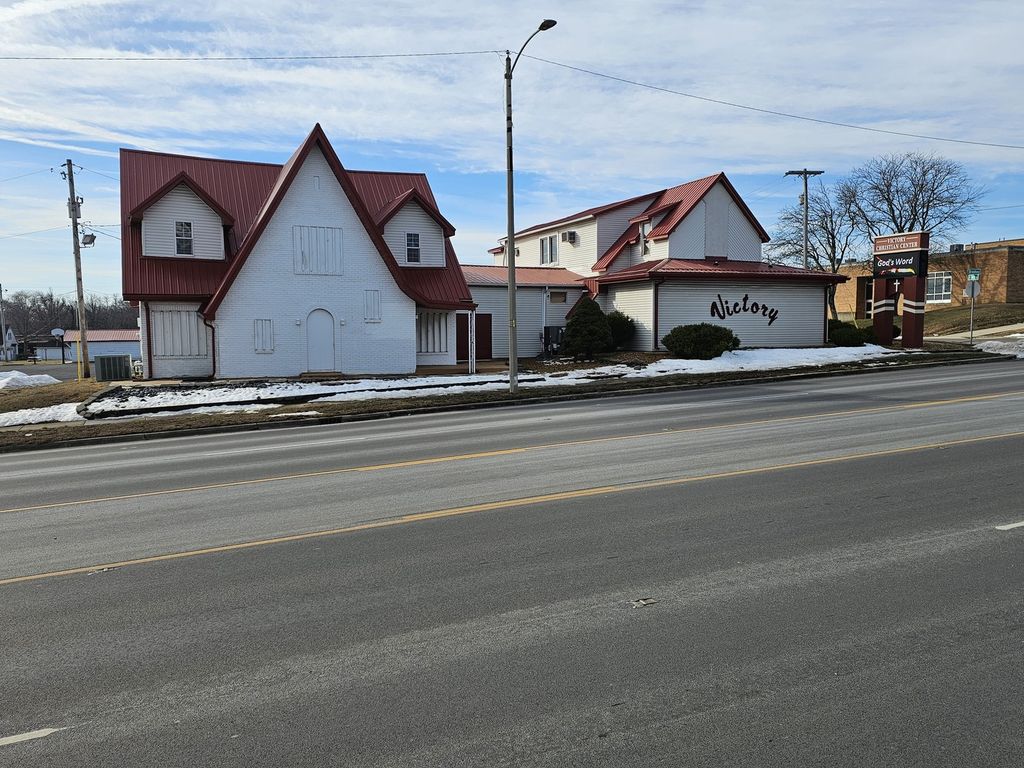 Image 9 of property listing at 1719 Broadway, Mt Vernon, IL 62864