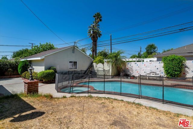 9253 Hayvenhurst Avenue, North Hills (los Angeles), CA 91343