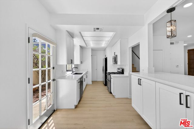 1754 11th Street 101, Santa Monica, CA 90404
