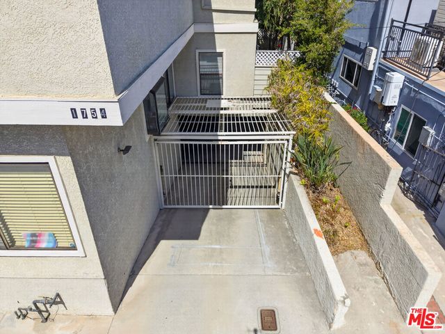 1754 11th Street 101, Santa Monica, CA 90404