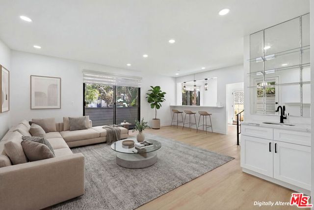 1754 11th Street 101, Santa Monica, CA 90404