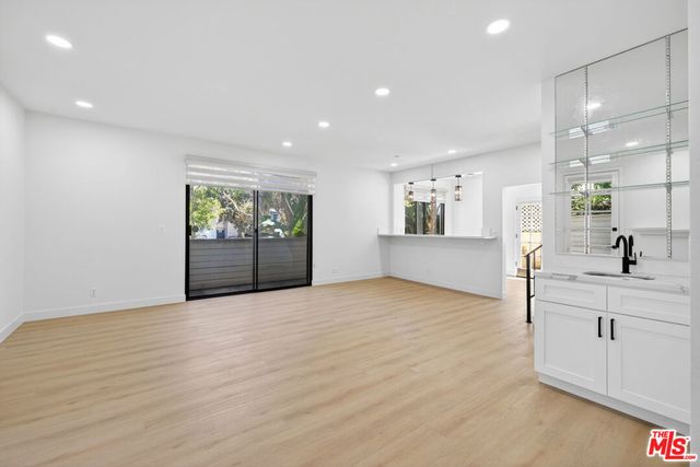 1754 11th Street 101, Santa Monica, CA 90404