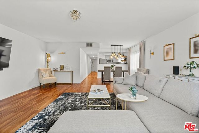 11907 Darlington Avenue 101, Los Angeles, CA 90049
