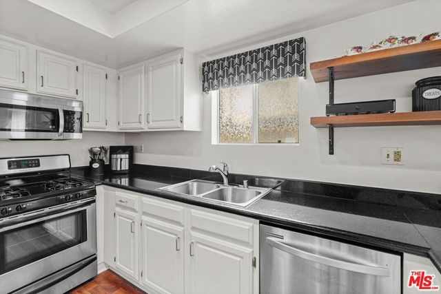 11907 Darlington Avenue 101, Los Angeles, CA 90049