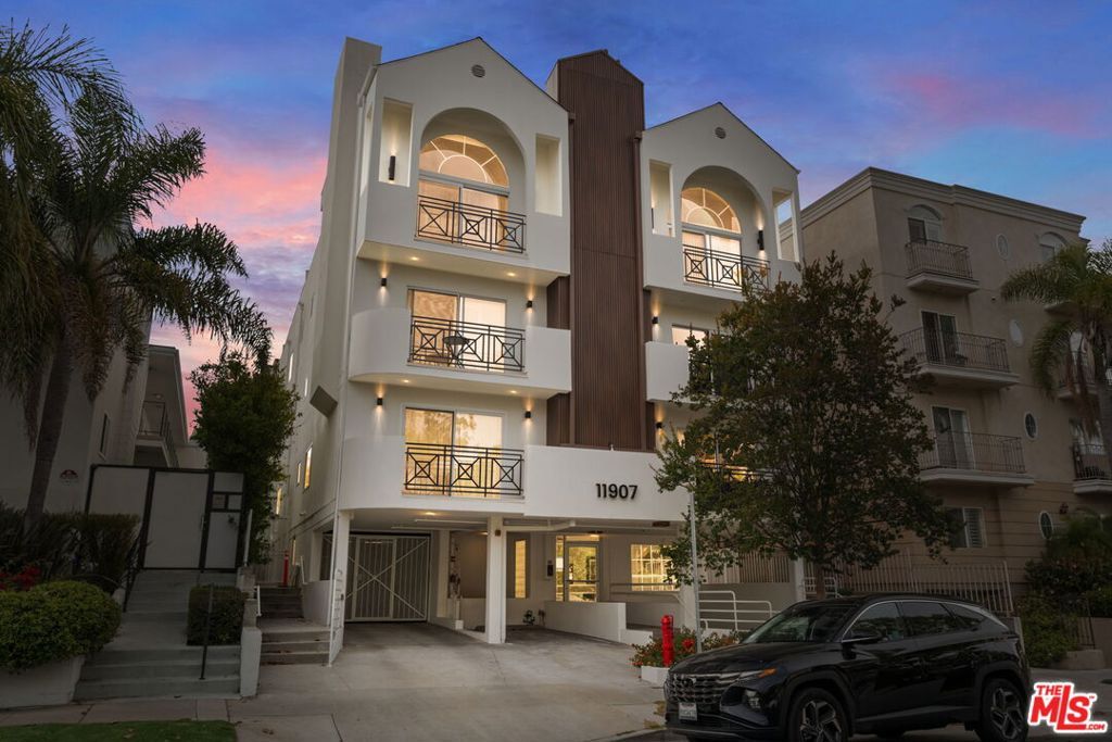 11907 Darlington Avenue 101, Los Angeles, CA 90049