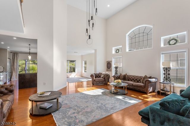 24 Bluffs Ct, Hamburg Boro, NJ 07419