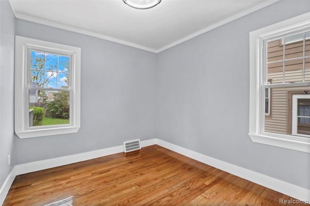 1990 Regina Avenue, Lincoln Park, MI 48146