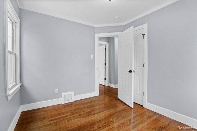 1990 Regina Avenue, Lincoln Park, MI 48146