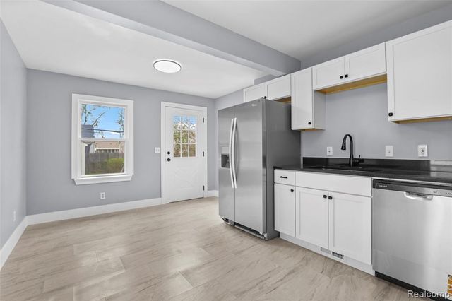 1990 Regina Avenue, Lincoln Park, MI 48146