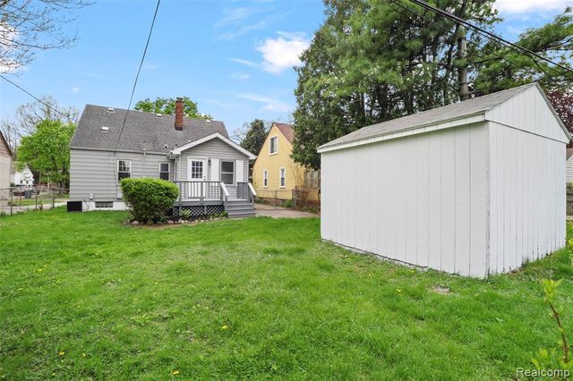 1990 Regina Avenue, Lincoln Park, MI 48146