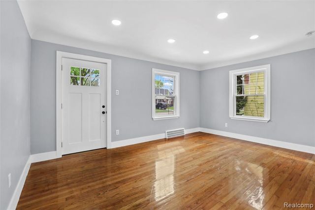 1990 Regina Avenue, Lincoln Park, MI 48146