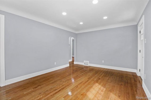 1990 Regina Avenue, Lincoln Park, MI 48146