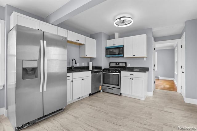 1990 Regina Avenue, Lincoln Park, MI 48146