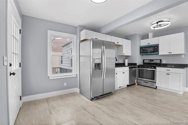 1990 Regina Avenue, Lincoln Park, MI 48146