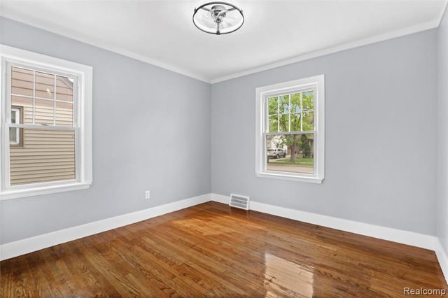 1990 Regina Avenue, Lincoln Park, MI 48146