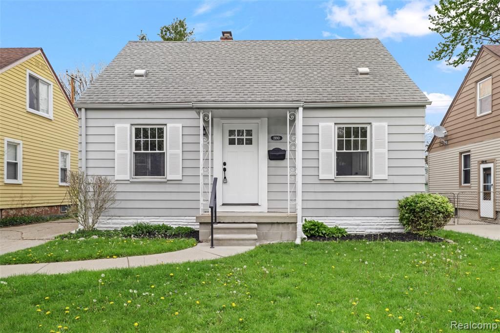 1990 Regina Avenue, Lincoln Park, MI 48146
