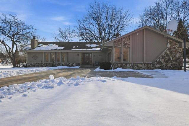 3265 San Juan TRAIL, Brookfield, WI 53005