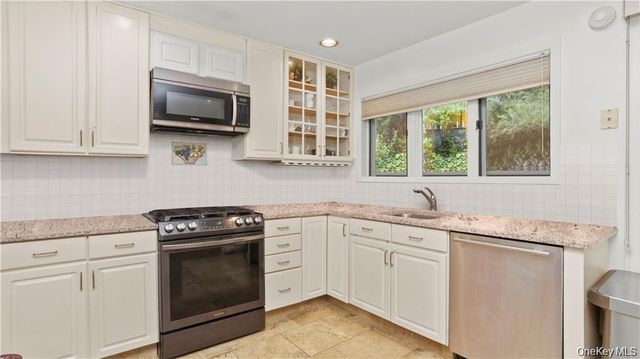 4 Pinewood Circle, White Plains, NY 10603