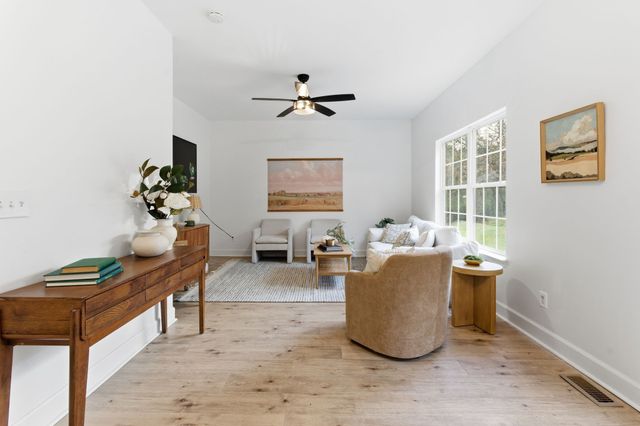 1074 Talon Dr, Columbia, TN 38401