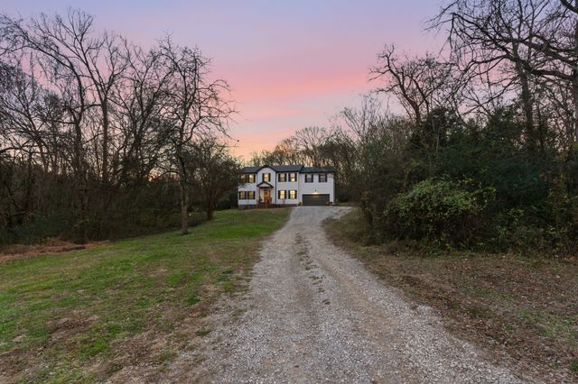 1074 Talon Dr, Columbia, TN 38401