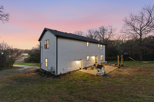 1074 Talon Dr, Columbia, TN 38401